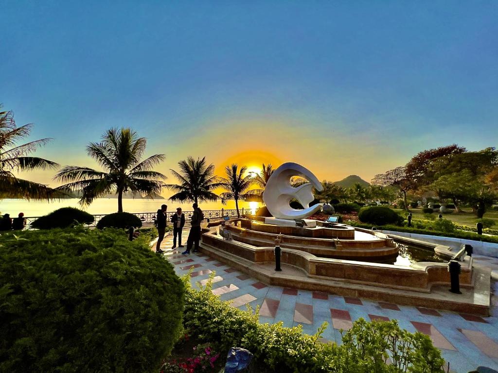 吉婆岛吉婆岛海景酒店的一群人站在公园喷泉旁