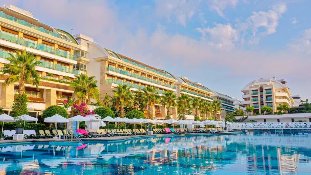 贝莱克Crystal Waterworld Resort & Spa - Ultimate All Inclusive的酒店设有带椅子和遮阳伞的游泳池