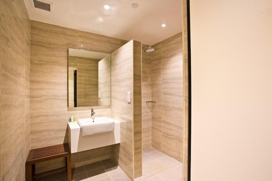 新加坡二号航站楼大使过境休息室酒店的一间带水槽和镜子的浴室