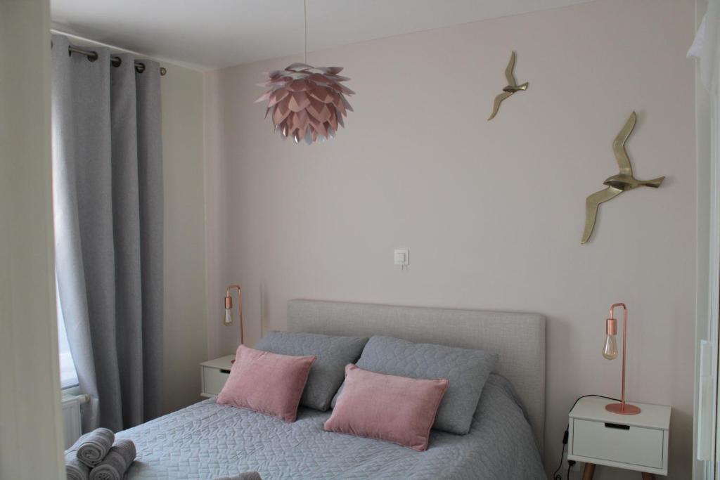 科克赛德Lucaya的一间卧室配有一张带两个粉红色枕头的床