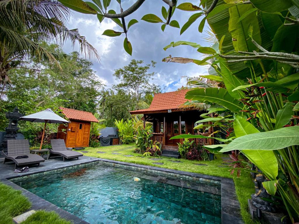 八丹拜The Hidden Escapes Manggis- Stunning Hidden Gem Villa with Pool, Sauna & Ice Bath的一座带游泳池和房子的别墅