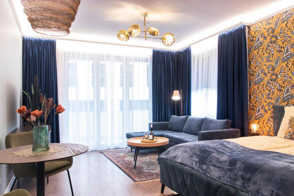 布达佩斯Grand Suites Corvin的客厅配有床和沙发