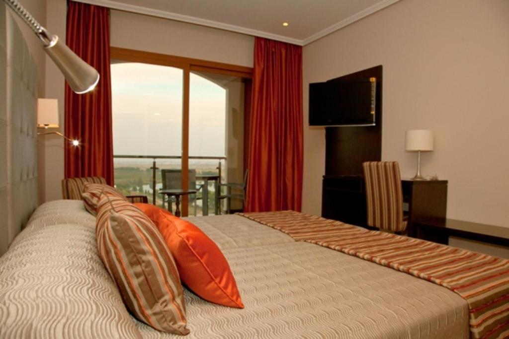 麦德林乡村民宿昆托塞西的配有橙色枕头的床的酒店客房