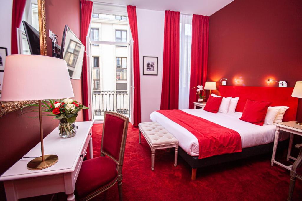 波尔多波尔多中心丘吉尔酒店的红色卧室配有床、桌子和书桌