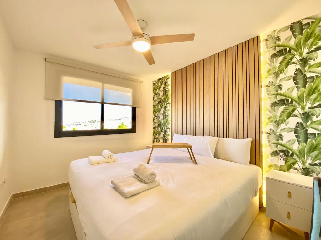 帕莱索海滩Chill in paradise的一间卧室配有一张床,上面有两条毛巾