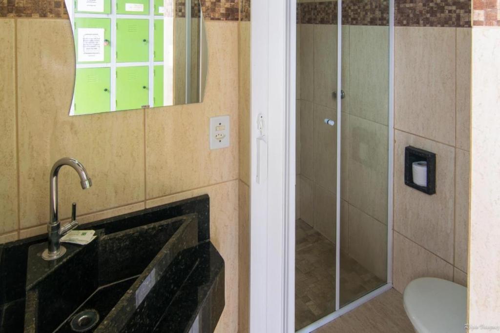 Pousada Casa do Rio Hostel - 8 min do Centro Hístorico - Passeio de Barco com saída da Pousada -Pago a parte- Perto das Praias e Beira Rio的一间浴室