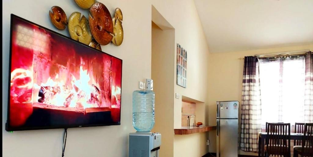 蒙巴萨Sandy Luxury Home, Nyali的客厅设有挂在墙上的电视
