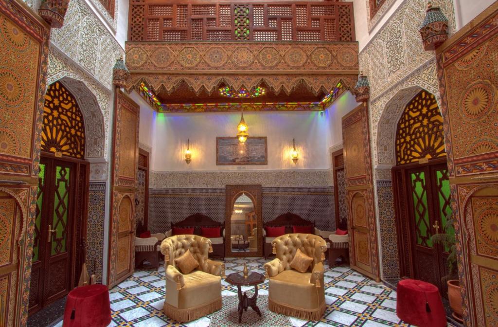 非斯Riad Fes Madaw的客房享有高空的景致,配有桌椅。
