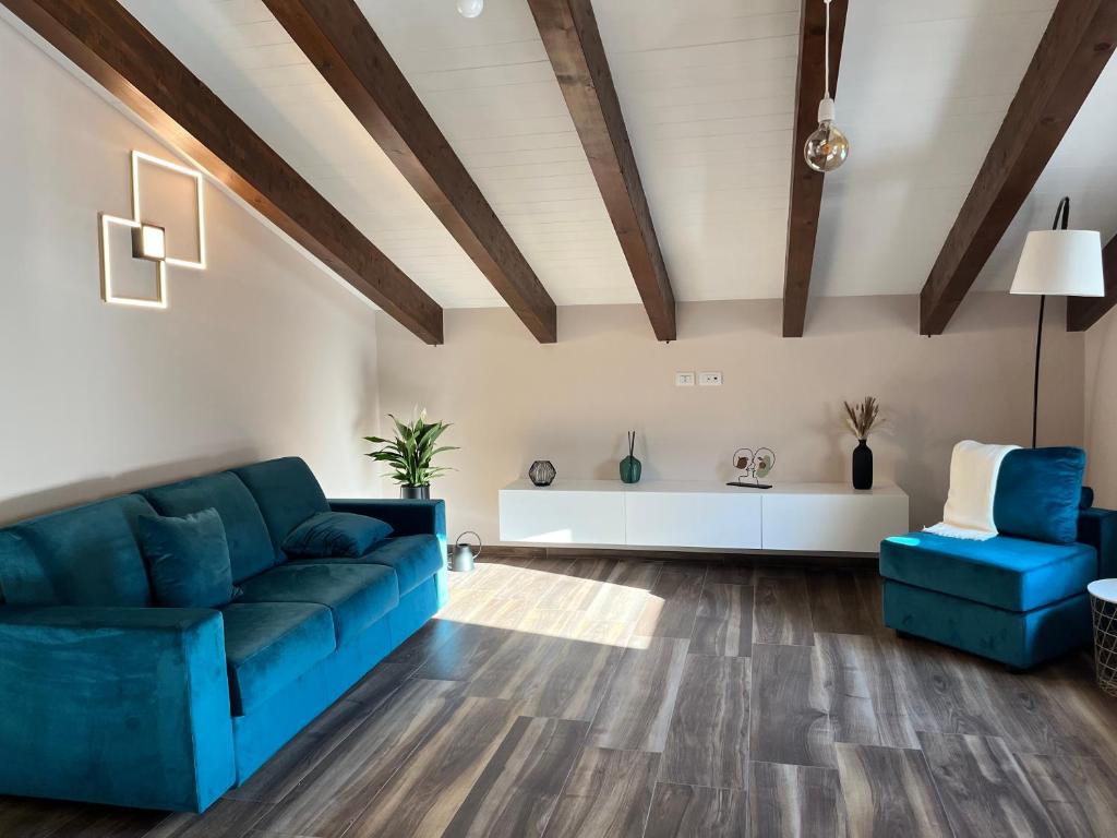 阿杰罗拉Bellavista Mansion的客厅设有蓝色的家具和木制天花板。