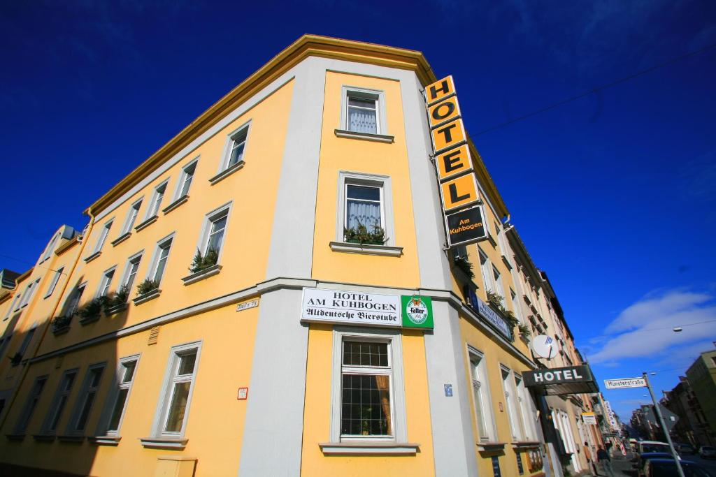霍夫库伯根酒店的黄色和白色的建筑,上面有标志