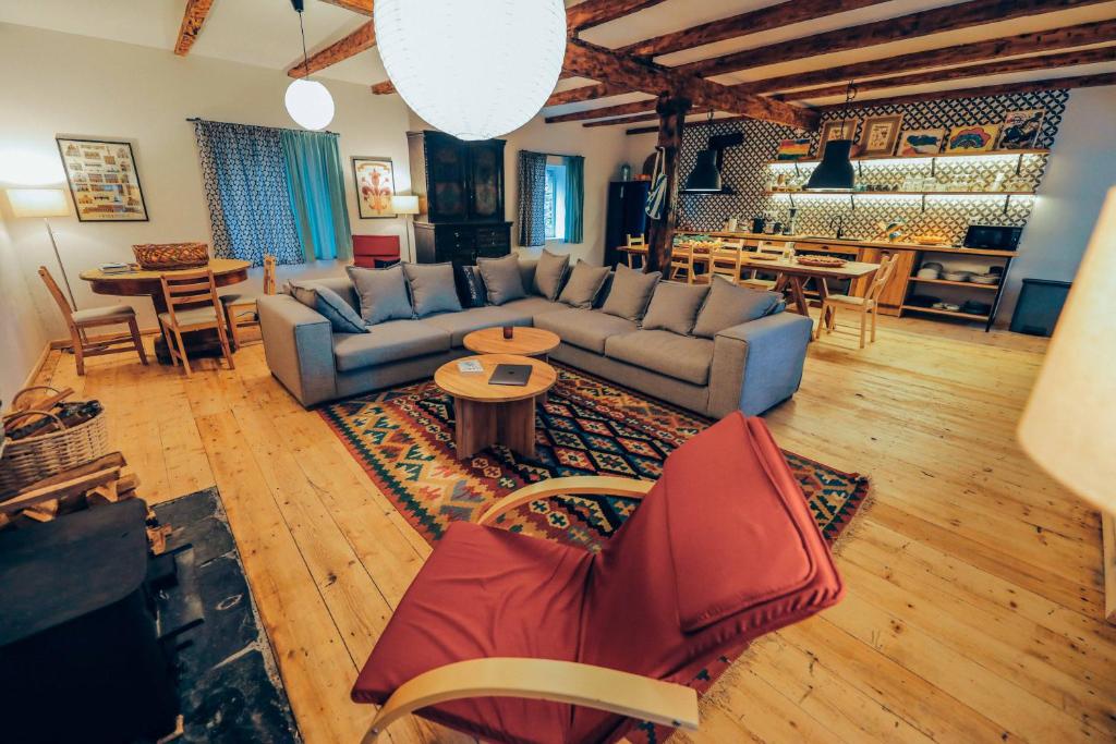LentekhiJorJ'Inn的客厅配有沙发和桌子