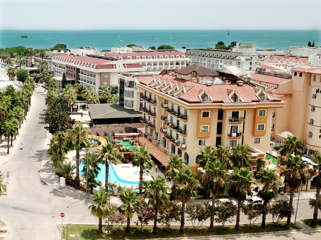 安塔利亚STELLA HOTEL&Spa ALL INCLUSIVE的享有度假村的空中景致,设有游泳池和棕榈树