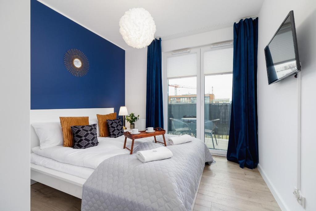 克拉科夫Fredry 6 Apartment Premium Łagiewniki by Renters Prestige的客厅设有白色沙发和蓝色的墙壁。