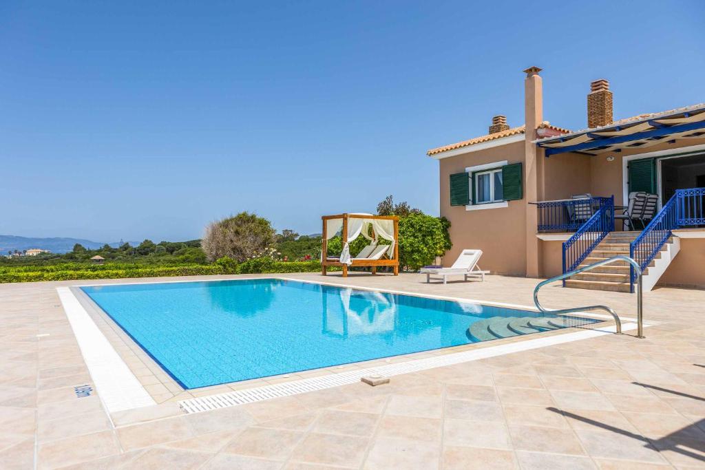 米尼亚Villa Tramonto Minies的房屋前的游泳池