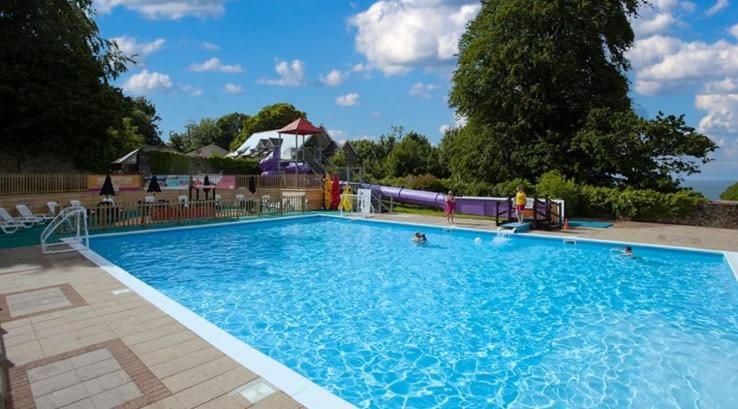 Bucks MillsBay View Villas的一个带水滑梯的大型蓝色游泳池