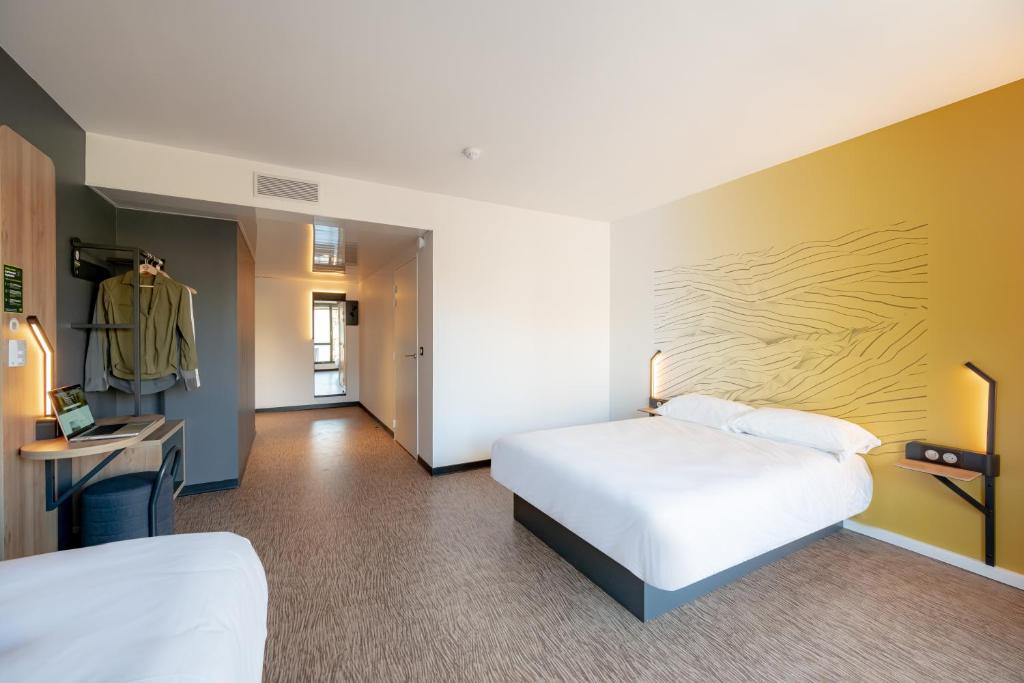 土伦B&B HOTEL Toulon Centre Gare的酒店客房配有两张床和一张书桌
