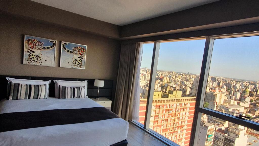 布宜诺斯艾利斯GrandView Hotel Buenos Aires的一间卧室设有一张床和一个大窗户