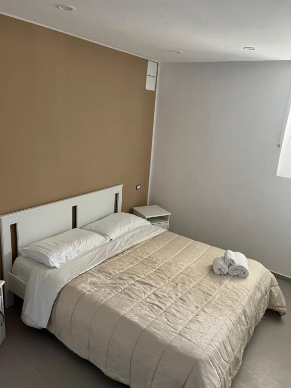 博斯科雷亚莱B&B VILLA LA GINESTRA - camere的卧室配有一张带白色棉被的大床