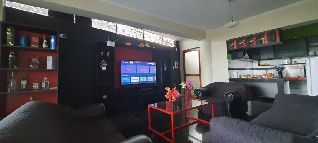 万卡约Apartamento Acogedor的客厅配有两张沙发和一台电视机
