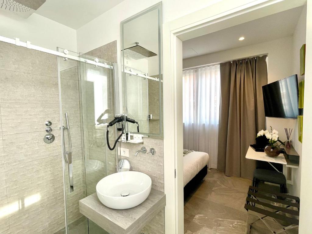 贝加莫Le Muraine的一间带卫生间和玻璃淋浴间的浴室