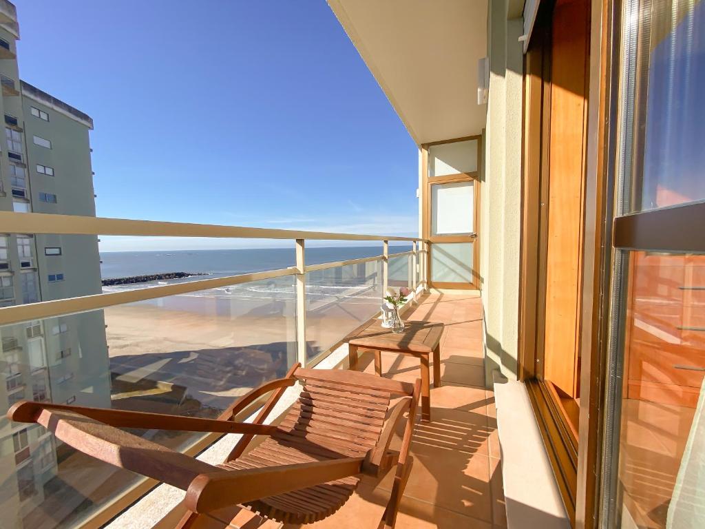 埃斯波森迪Ofir Beach Flat的阳台配有椅子,享有海景。