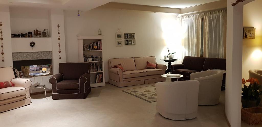 平佐洛加尼圣洛伦索酒店的带沙发和椅子的客厅以及壁炉