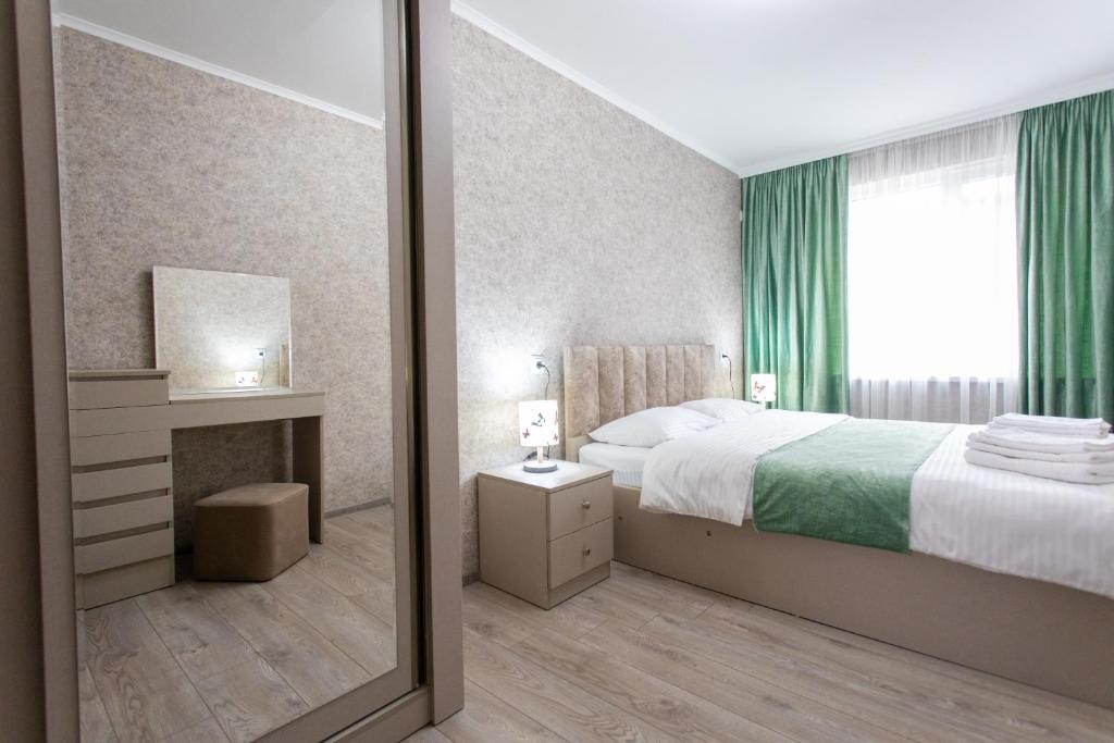 库塔伊西Ninia's Apartment的一间卧室配有一张床和镜子