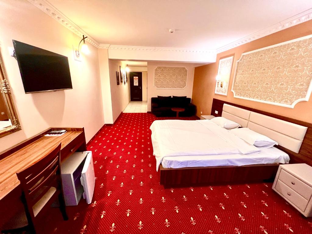加拉茨Complex Azar的配有一张床和一台平面电视的酒店客房