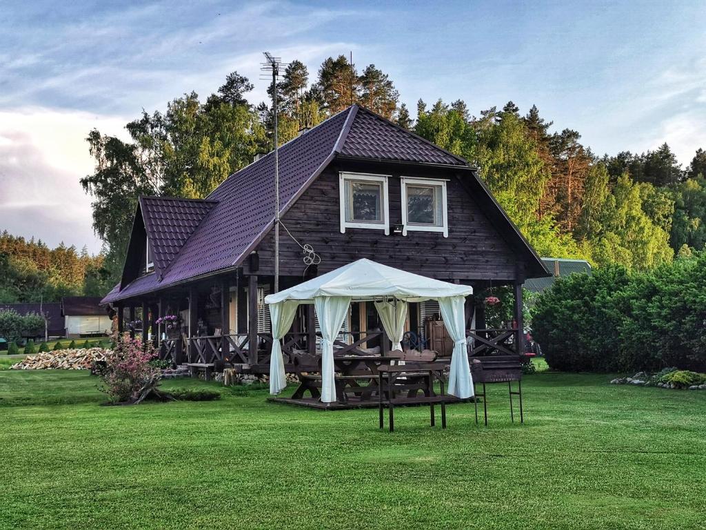 GinučiųTrainiškio pirkia的前面有帐篷的房子