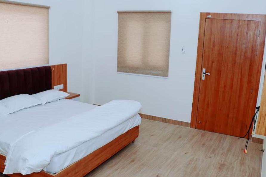 巴加Ocean Glass的一间卧室配有一张床和一扇木门