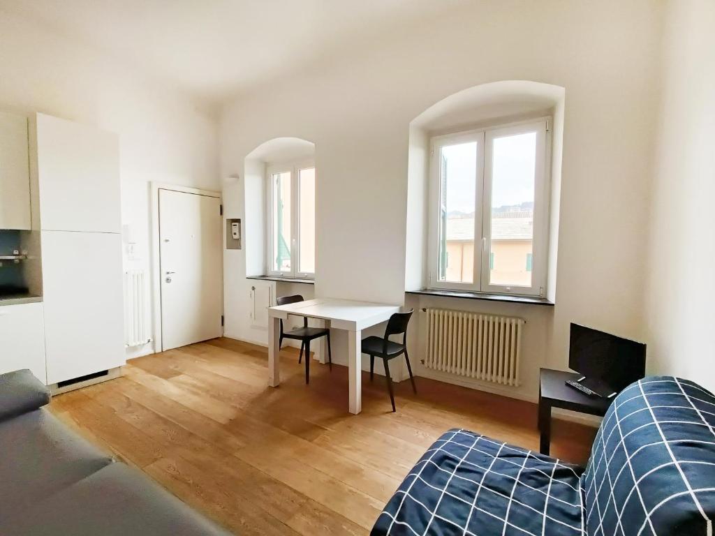 热那亚Casa di Matteo Ponterotto 34(zona brignole)的客厅配有桌子和床。