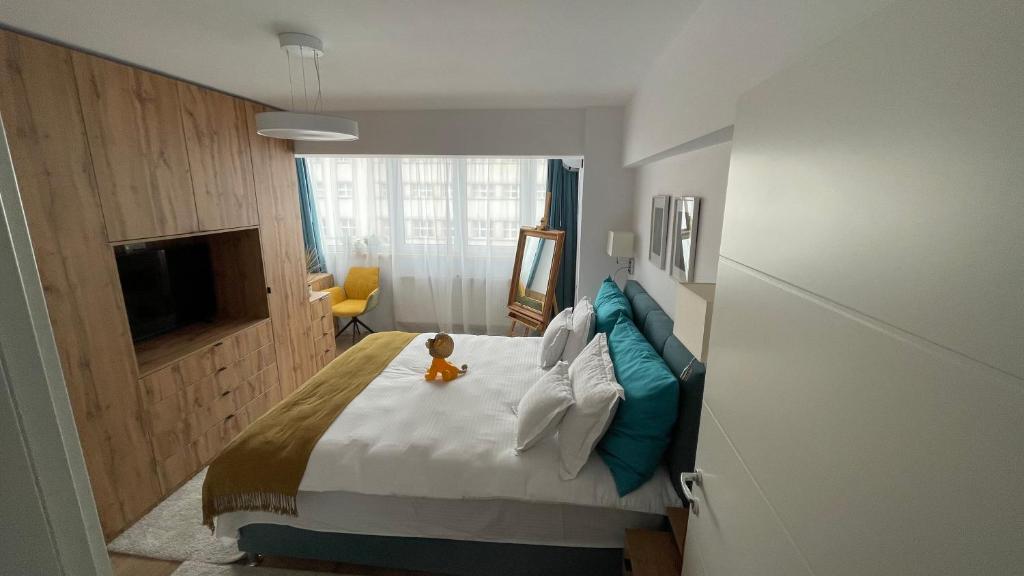 布加勒斯特Luxury Apart Dorobanți的一间卧室,床上有泰迪熊