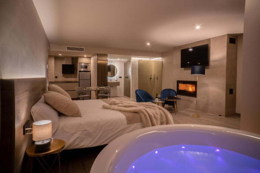 阿尔卡拉德尔胡卡尔Almazara Suites的一间卧室配有一张床和浴缸
