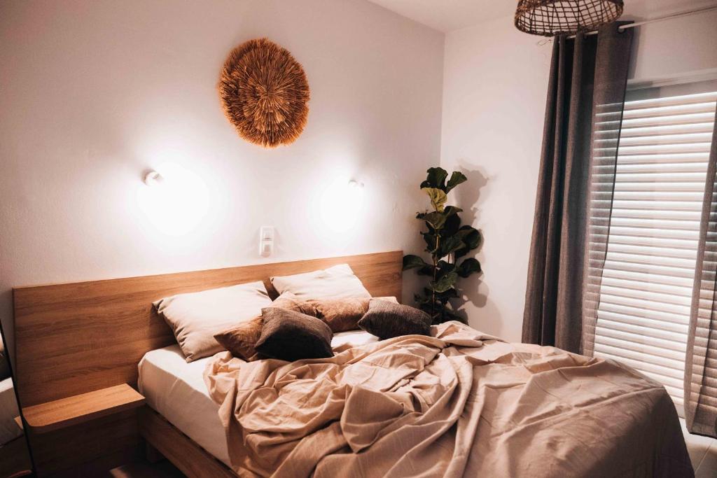 阿德里安诺斯坎波斯Indigo Seaside Experience的一间卧室配有一张大床和木制床头板