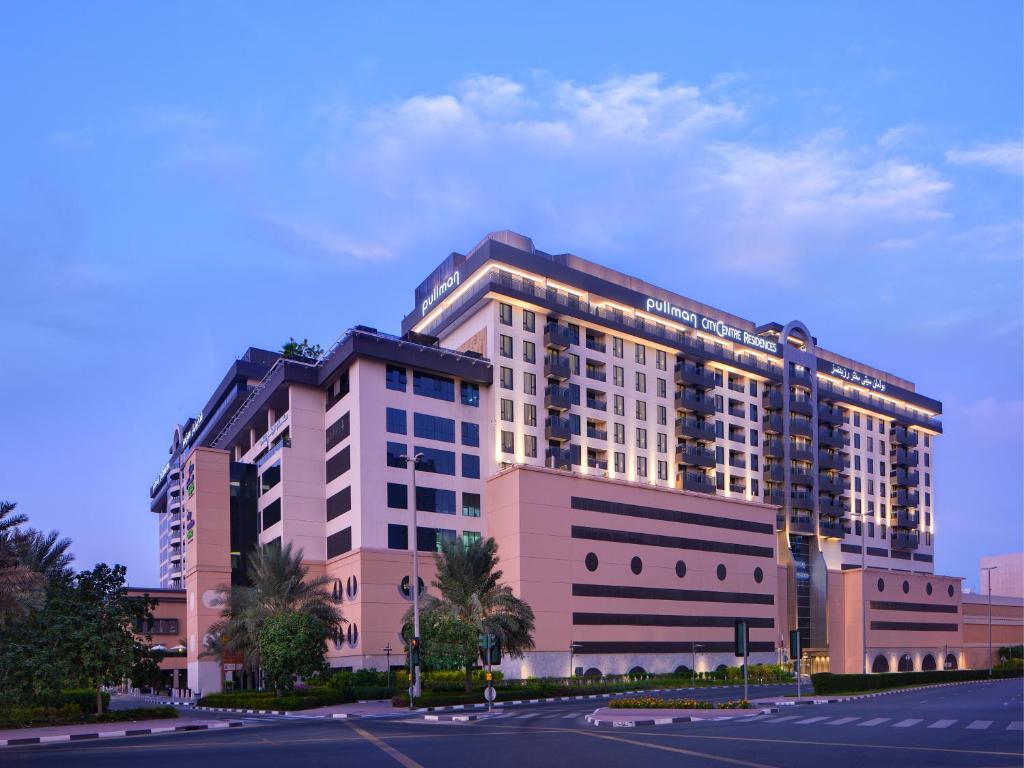 迪拜迪拜普尔曼河市中心公寓式酒店的一座有灯的大建筑