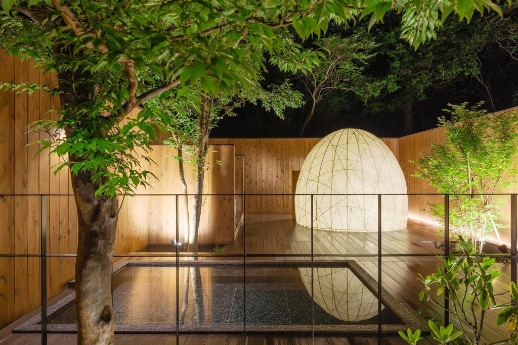 箱根箱根湖酒店的一座花园,花园内有树和围栏