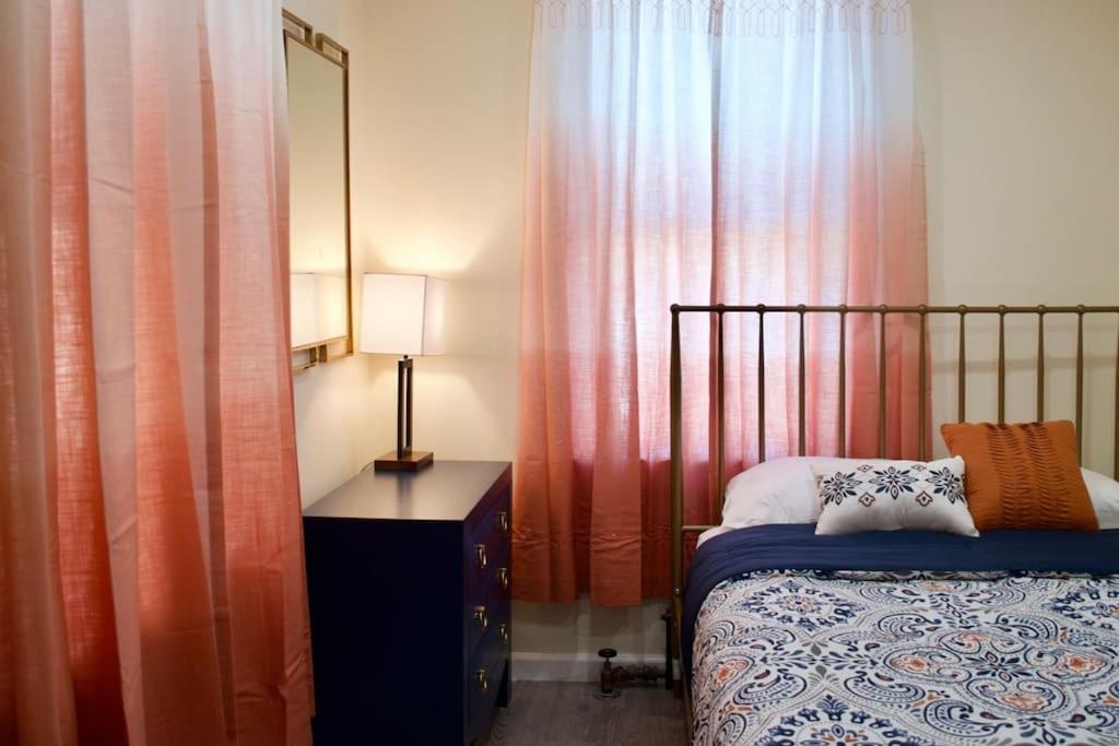 新罗谢尔LUXE Private & Modern Close to New York City的一间卧室配有床、灯和窗帘