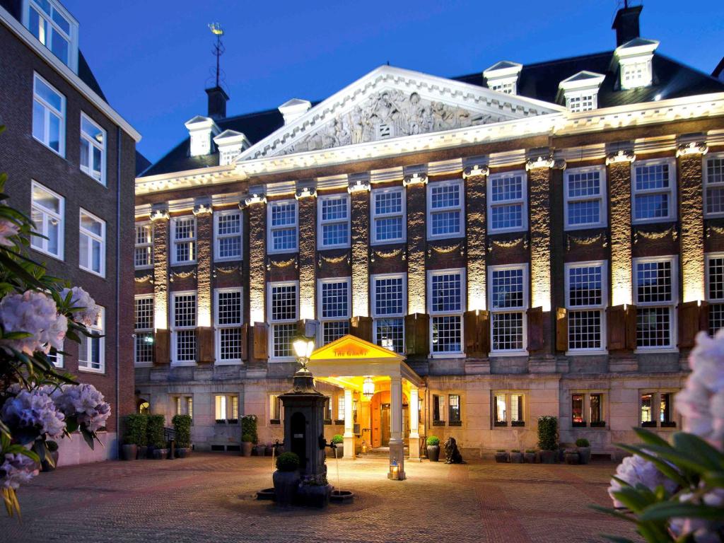 阿姆斯特丹阿姆斯特丹运河索菲特大酒店的前面有灯的大建筑