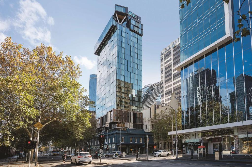 墨尔本Vibe Hotel Melbourne的享有城市和高楼的景色