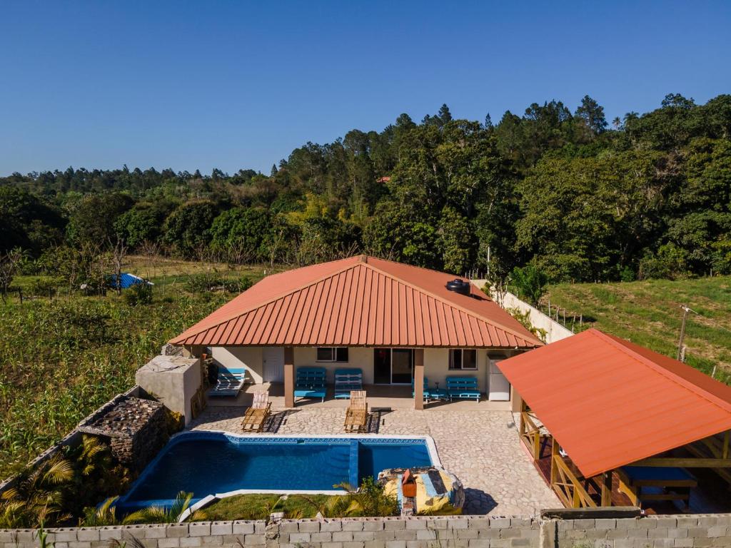 哈拉瓦科阿Sunflower village villa girasoles的一座带橙色屋顶和游泳池的房子