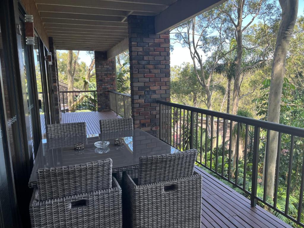 Palm beach Sydney, Modern home with water view的阳台或露台