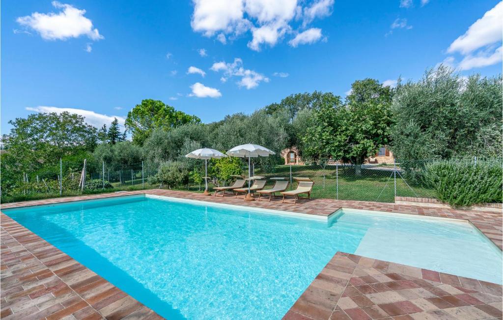 PetrioloVilla Dei Girasoli的后院的游泳池配有椅子和遮阳伞