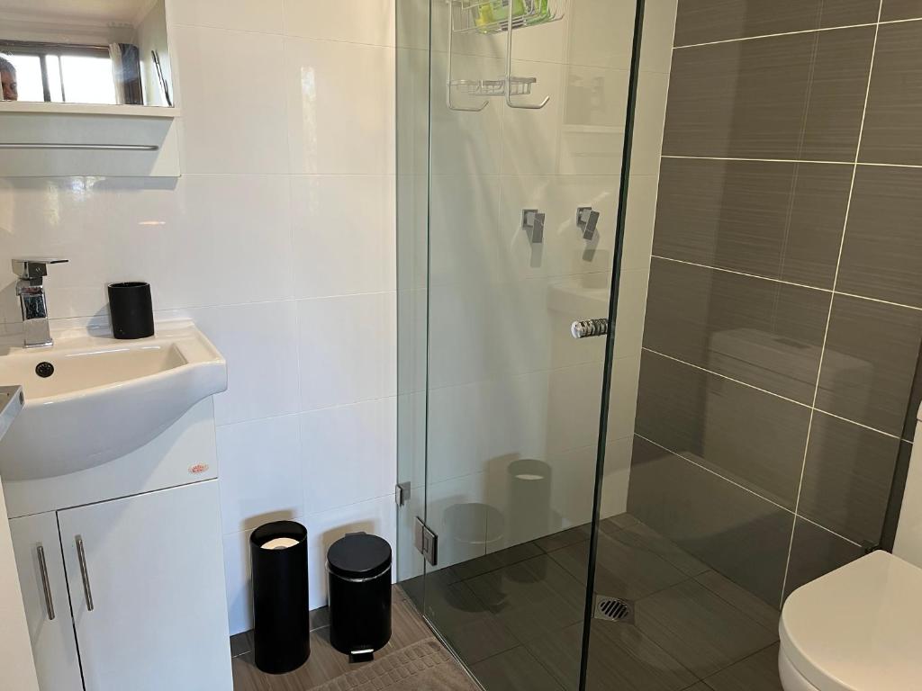 Palm beach Sydney, Modern home with water view的一间浴室