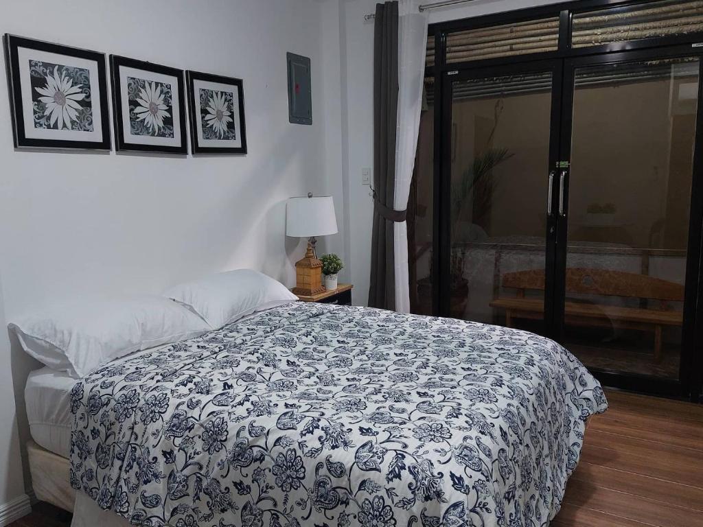 安吉利斯Regal425 Condotel的一间卧室配有一张带黑白毯子的床