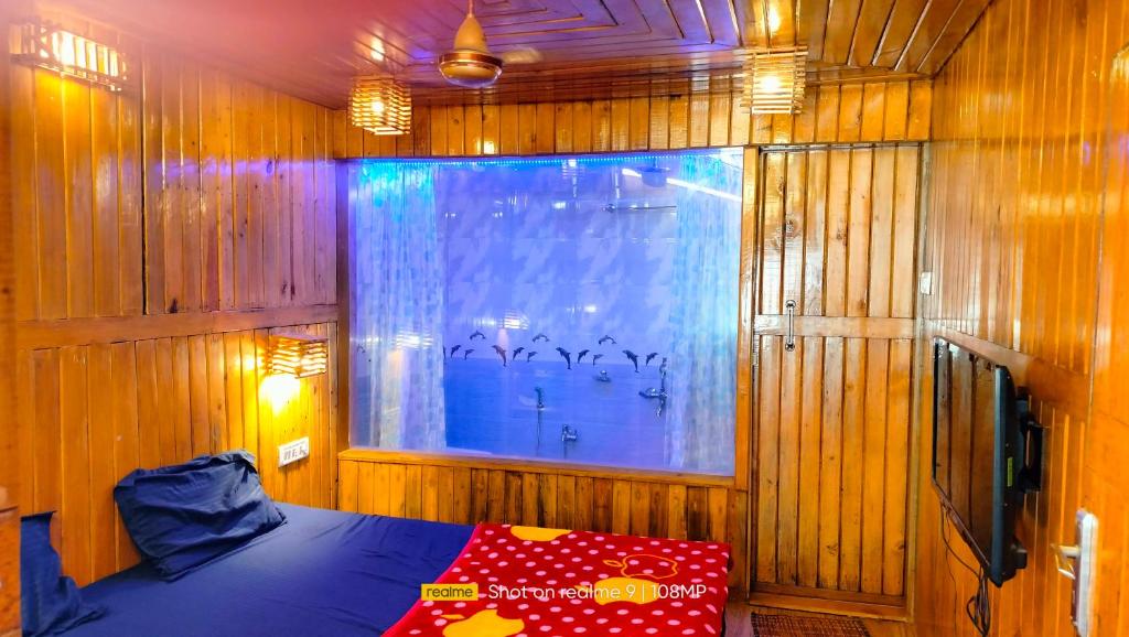 马泰兰altafs motel的木制客房,设有床和窗户