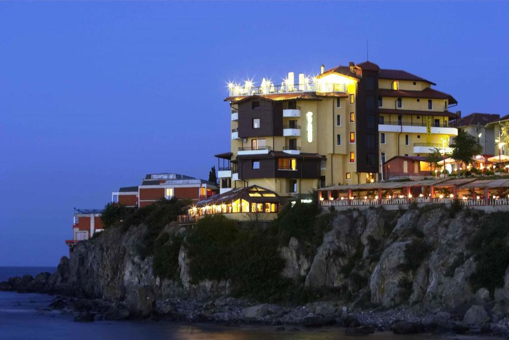 索佐波尔帕尔纳斯酒店的一座位于海边悬崖上的建筑