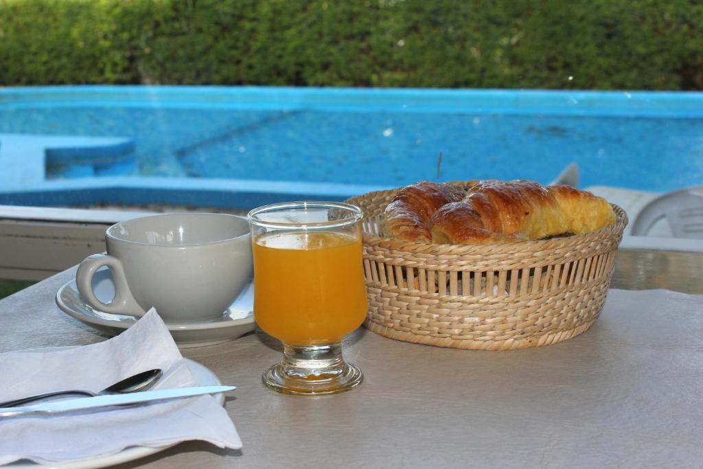 拉法尔达玛丽多尔酒店的一张桌子,上面放着一篮面包和一杯橙汁