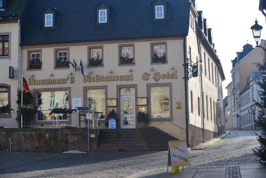 Burgstaedt诺曼斯餐厅及酒店的前面有标志的建筑