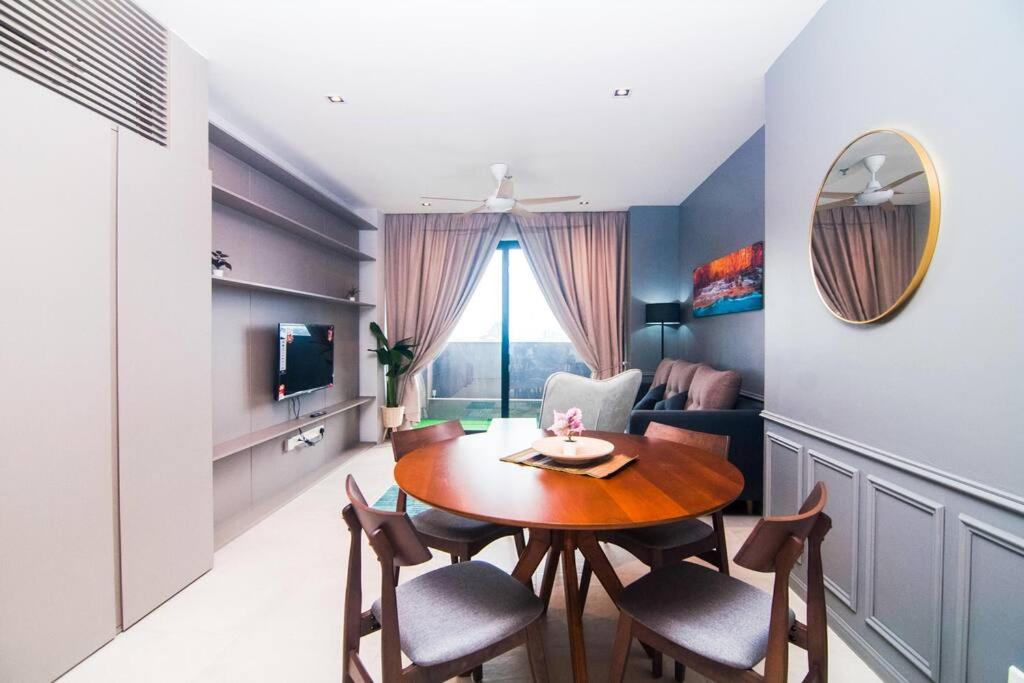 八打灵再也Lumi Tropicana Petaling Jaya by Idealhub的一间带桌椅和沙发的用餐室