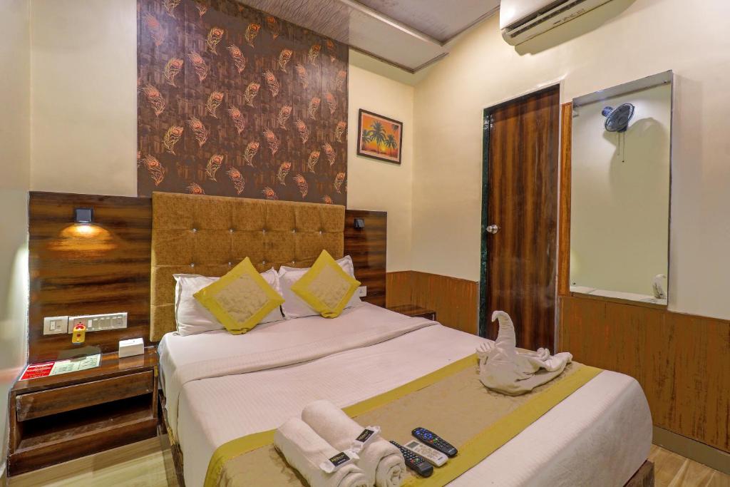 孟买HOTEL SIGNATURE INN的一间卧室配有一张壁画床